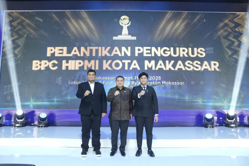 Wali Kota Makassar Munafri Arifuddin (tengah) berfoto bersama usai menghadiri pelantikan pengurus BPC HIPMI Kota Makassar di Hotel Four Points by Sheraton, Jumat (11/7/2025).