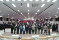 Wali Kota Makassar Munafri Arifuddin berfoto bersama jajaran Forkopimda dan pejabat yang dilantik usai prosesi pelantikan di Ruang Sipakatau, Balai Kota Makassar, Jumat (11/7/2025).