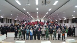 Wali Kota Makassar Munafri Arifuddin berfoto bersama jajaran Forkopimda dan pejabat yang dilantik usai prosesi pelantikan di Ruang Sipakatau, Balai Kota Makassar, Jumat (11/7/2025).