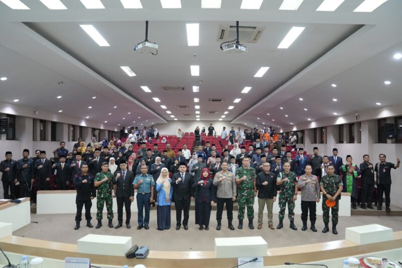 Wali Kota Makassar Munafri Arifuddin berfoto bersama jajaran Forkopimda dan pejabat yang dilantik usai prosesi pelantikan di Ruang Sipakatau, Balai Kota Makassar, Jumat (11/7/2025).