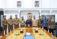 Wakil Wali Kota Makassar, Aliyah Mustika Ilham, bersama perwakilan LPMI dan pejabat Pemkot Makassar usai audiensi membahas potensi kerja sama dan kegiatan eksplorasi budaya di Ruang Wakil Wali Kota, Senin (14/7/2025).