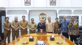 Wakil Wali Kota Makassar, Aliyah Mustika Ilham, bersama perwakilan LPMI dan pejabat Pemkot Makassar usai audiensi membahas potensi kerja sama dan kegiatan eksplorasi budaya di Ruang Wakil Wali Kota, Senin (14/7/2025).