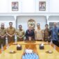 Wakil Wali Kota Makassar, Aliyah Mustika Ilham, bersama perwakilan LPMI dan pejabat Pemkot Makassar usai audiensi membahas potensi kerja sama dan kegiatan eksplorasi budaya di Ruang Wakil Wali Kota, Senin (14/7/2025).