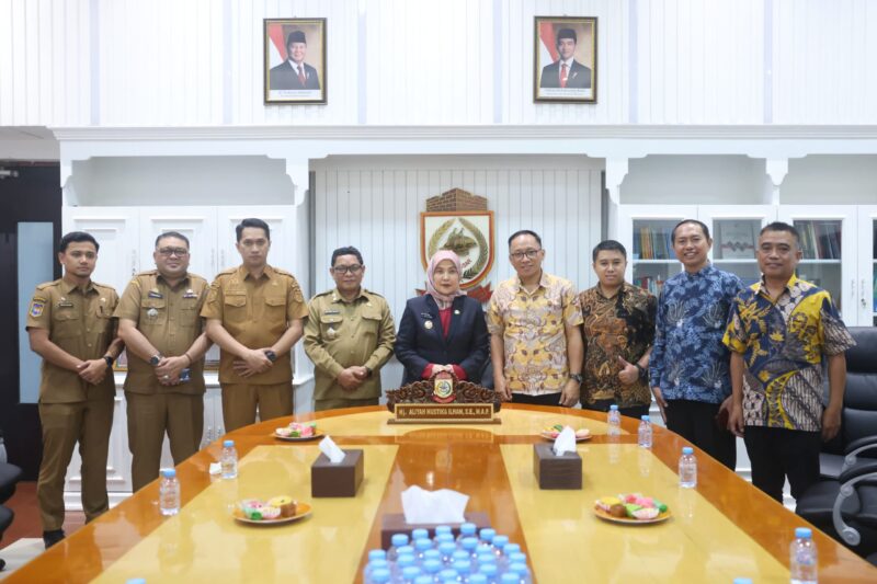 Wakil Wali Kota Makassar, Aliyah Mustika Ilham, bersama perwakilan LPMI dan pejabat Pemkot Makassar usai audiensi membahas potensi kerja sama dan kegiatan eksplorasi budaya di Ruang Wakil Wali Kota, Senin (14/7/2025).