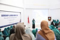 Ketua TP PKK Kota Makassar, Melinda Aksa, membuka Workshop & Lomba Karya Vlog bertema “Dulu Jadi Ide, Sekarang Jadi Usaha” di Gedung PKK Makassar, 15 Juli 2025, sebagai upaya mendorong pelaku UMKM memanfaatkan vlog untuk promosi usaha.