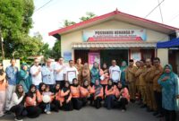 Ketua TP PKK Kota Makassar, Melinda Aksa, menyerahkan piagam penghargaan kepada PT Astra Daihatsu Makassar atas kontribusi CSR dalam membina Posyandu Kenanga 1B sejak 2012, di Kelurahan Baji Mappakasunggu, Mamajang, 15 Juli 2025.