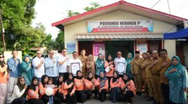Ketua TP PKK Kota Makassar, Melinda Aksa, menyerahkan piagam penghargaan kepada PT Astra Daihatsu Makassar atas kontribusi CSR dalam membina Posyandu Kenanga 1B sejak 2012, di Kelurahan Baji Mappakasunggu, Mamajang, 15 Juli 2025.