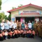 Ketua TP PKK Kota Makassar, Melinda Aksa, menyerahkan piagam penghargaan kepada PT Astra Daihatsu Makassar atas kontribusi CSR dalam membina Posyandu Kenanga 1B sejak 2012, di Kelurahan Baji Mappakasunggu, Mamajang, 15 Juli 2025.