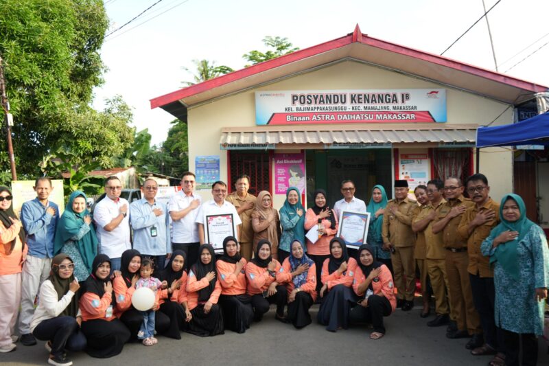 Ketua TP PKK Kota Makassar, Melinda Aksa, menyerahkan piagam penghargaan kepada PT Astra Daihatsu Makassar atas kontribusi CSR dalam membina Posyandu Kenanga 1B sejak 2012, di Kelurahan Baji Mappakasunggu, Mamajang, 15 Juli 2025.