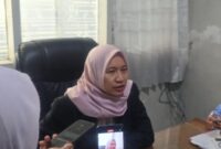 Kepala Dinas Pendidikan Kota Makassar, Achi Soleman, memberikan klarifikasi kepada media terkait transparansi proses SPMB 2025 dan isu pembagian seragam, di Kantor Disdik Makassar, 15 Juli 2025.