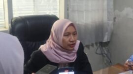 Kepala Dinas Pendidikan Kota Makassar, Achi Soleman, memberikan klarifikasi kepada media terkait transparansi proses SPMB 2025 dan isu pembagian seragam, di Kantor Disdik Makassar, 15 Juli 2025.