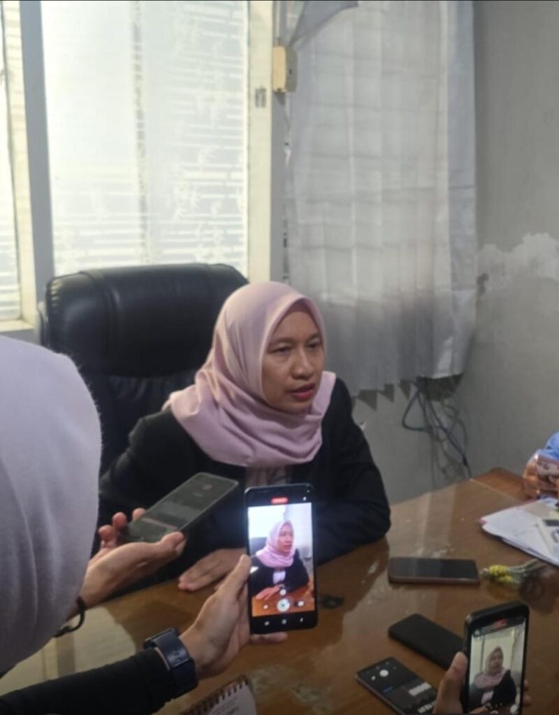 Kepala Dinas Pendidikan Kota Makassar, Achi Soleman, memberikan klarifikasi kepada media terkait transparansi proses SPMB 2025 dan isu pembagian seragam, di Kantor Disdik Makassar, 15 Juli 2025.