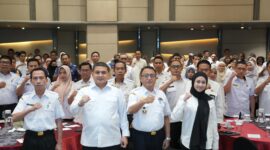Wali Kota Makassar, Munafri Arifuddin, bersama jajaran SKPD usai membuka kegiatan pemutakhiran data tindak lanjut hasil pemeriksaan Inspektorat Daerah Tahun 2025 di Novotel Grand Shayla Makassar, 16 Juli 2025.