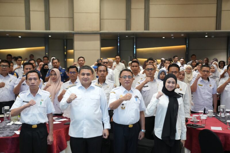 Wali Kota Makassar, Munafri Arifuddin, bersama jajaran SKPD usai membuka kegiatan pemutakhiran data tindak lanjut hasil pemeriksaan Inspektorat Daerah Tahun 2025 di Novotel Grand Shayla Makassar, 16 Juli 2025.