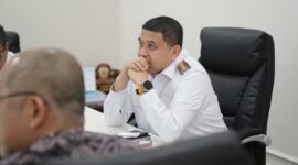Wali Kota Makassar, Munafri Arifuddin, saat mendengarkan pemaparan teknologi BLITZ GIS dari Nihon Suido Consultants untuk sistem pemantauan banjir real-time, di Kantor Balai Kota Makassar, Rabu (16/7/2025).