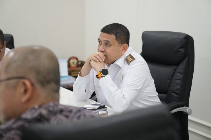 Wali Kota Makassar, Munafri Arifuddin, saat mendengarkan pemaparan teknologi BLITZ GIS dari Nihon Suido Consultants untuk sistem pemantauan banjir real-time, di Kantor Balai Kota Makassar, Rabu (16/7/2025).