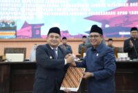 Wali Kota Makassar, Munafri Arifuddin, bersama Ketua DPRD Makassar, Supratman, berjabat tangan usai pengambilan keputusan pengesahan RPJMD 2025–2029 dan Pertanggungjawaban APBD 2024 dalam Rapat Paripurna di Gedung DPRD Makassar, Rabu (16/7/2026).
