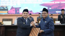 Wali Kota Makassar, Munafri Arifuddin, bersama Ketua DPRD Makassar, Supratman, berjabat tangan usai pengambilan keputusan pengesahan RPJMD 2025–2029 dan Pertanggungjawaban APBD 2024 dalam Rapat Paripurna di Gedung DPRD Makassar, Rabu (16/7/2026).