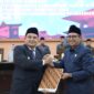 Wali Kota Makassar, Munafri Arifuddin, bersama Ketua DPRD Makassar, Supratman, berjabat tangan usai pengambilan keputusan pengesahan RPJMD 2025–2029 dan Pertanggungjawaban APBD 2024 dalam Rapat Paripurna di Gedung DPRD Makassar, Rabu (16/7/2026).