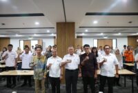 Staf Ahli Wali Kota Makassar, Akhmad Namsum (tengah), bersama Kadis Kominfo Dr. M. Roem dan peserta sosialisasi PPID lingkup Pemkot Makassar di MGC, Rabu (16/7/2025).