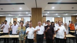 Staf Ahli Wali Kota Makassar, Akhmad Namsum (tengah), bersama Kadis Kominfo Dr. M. Roem dan peserta sosialisasi PPID lingkup Pemkot Makassar di MGC, Rabu (16/7/2025).