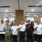 Staf Ahli Wali Kota Makassar, Akhmad Namsum (tengah), bersama Kadis Kominfo Dr. M. Roem dan peserta sosialisasi PPID lingkup Pemkot Makassar di MGC, Rabu (16/7/2025).