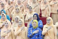 Wakil Wali Kota Makassar, Aliyah Mustika Ilham (berbusana biru bermotif), bersama pengurus Dharma Wanita Persatuan Kota Makassar masa bakti 2024–2029, usai acara pengukuhan dan serah terima jabatan di Ruang Sipakatau, Balai Kota Makassar, Kamis (17/7/2025).