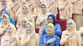 Wakil Wali Kota Makassar, Aliyah Mustika Ilham (berbusana biru bermotif), bersama pengurus Dharma Wanita Persatuan Kota Makassar masa bakti 2024–2029, usai acara pengukuhan dan serah terima jabatan di Ruang Sipakatau, Balai Kota Makassar, Kamis (17/7/2025).