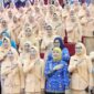 Wakil Wali Kota Makassar, Aliyah Mustika Ilham (berbusana biru bermotif), bersama pengurus Dharma Wanita Persatuan Kota Makassar masa bakti 2024–2029, usai acara pengukuhan dan serah terima jabatan di Ruang Sipakatau, Balai Kota Makassar, Kamis (17/7/2025).