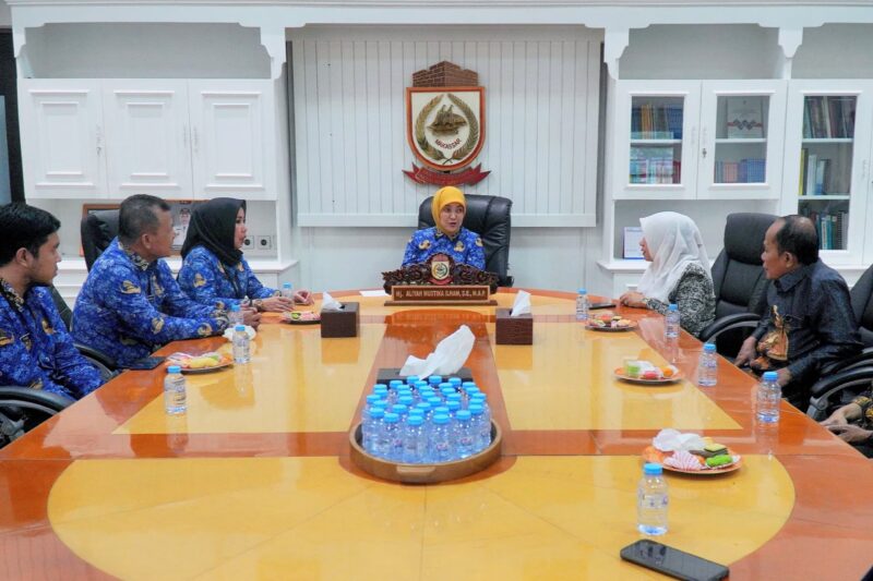 Wakil Wali Kota Makassar, Aliyah Mustika Ilham, menerima audiensi pengurus KKLR Kabupaten Luwu Utara di Ruang Wakil Wali Kota, Kamis (17/7/2025), dalam rangka persiapan Pengukuhan dan Raker KKLR Masa Bakti 2025–2030.