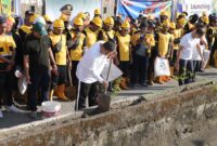 Wali Kota Makassar Munafri Arifuddin secara simbolis menanam pohon di pinggiran Kanal Jongaya dalam kegiatan launching penataan kanal dan kerja bakti massal, Jumat (18/7/2025), yang melibatkan jajaran OPD, TNI-Polri, dan masyarakat.