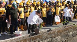 Wali Kota Makassar Munafri Arifuddin secara simbolis menanam pohon di pinggiran Kanal Jongaya dalam kegiatan launching penataan kanal dan kerja bakti massal, Jumat (18/7/2025), yang melibatkan jajaran OPD, TNI-Polri, dan masyarakat.