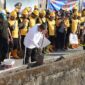 Wali Kota Makassar Munafri Arifuddin secara simbolis menanam pohon di pinggiran Kanal Jongaya dalam kegiatan launching penataan kanal dan kerja bakti massal, Jumat (18/7/2025), yang melibatkan jajaran OPD, TNI-Polri, dan masyarakat.