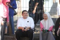 Wali Kota Makassar Munafri Arifuddin bersama Ketua TP PKK Kota Makassar Melinda Aksa Mahmud beristirahat sejenak usai mengikuti aksi bersih-bersih di kawasan Anjungan Pantai Losari, Jumat (18/7/2025), dalam rangka menjaga kebersihan dan keindahan ruang publik kota.