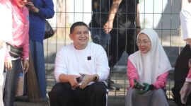 Wali Kota Makassar Munafri Arifuddin bersama Ketua TP PKK Kota Makassar Melinda Aksa Mahmud beristirahat sejenak usai mengikuti aksi bersih-bersih di kawasan Anjungan Pantai Losari, Jumat (18/7/2025), dalam rangka menjaga kebersihan dan keindahan ruang publik kota.