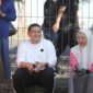 Wali Kota Makassar Munafri Arifuddin bersama Ketua TP PKK Kota Makassar Melinda Aksa Mahmud beristirahat sejenak usai mengikuti aksi bersih-bersih di kawasan Anjungan Pantai Losari, Jumat (18/7/2025), dalam rangka menjaga kebersihan dan keindahan ruang publik kota.