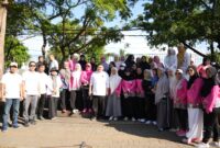 Wali Kota Makassar Munafri Arifuddin bersama Ketua TP PKK Melinda Aksa dan jajaran pengurus PKK Kota Makassar berfoto bersama usai melaksanakan aksi Jumat Bersih di kawasan Pantai Losari, Jumat (18/7/2025), sebagai bentuk kolaborasi menjaga kebersihan dan keindahan kota.