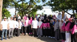 Wali Kota Makassar Munafri Arifuddin bersama Ketua TP PKK Melinda Aksa dan jajaran pengurus PKK Kota Makassar berfoto bersama usai melaksanakan aksi Jumat Bersih di kawasan Pantai Losari, Jumat (18/7/2025), sebagai bentuk kolaborasi menjaga kebersihan dan keindahan kota.