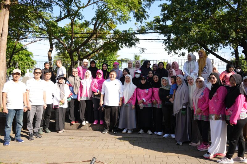 Wali Kota Makassar Munafri Arifuddin bersama Ketua TP PKK Melinda Aksa dan jajaran pengurus PKK Kota Makassar berfoto bersama usai melaksanakan aksi Jumat Bersih di kawasan Pantai Losari, Jumat (18/7/2025), sebagai bentuk kolaborasi menjaga kebersihan dan keindahan kota.