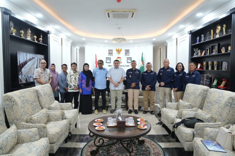 Wali Kota Makassar Munafri Arifuddin menerima kunjungan tim Bakamla RI di Balai Kota Makassar, Jumat (18/7/2025), membahas rencana pembangunan Stasiun NMSS untuk memperkuat keamanan laut ALKI II.