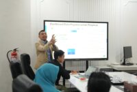 MAKASSAR, allnatsar.id — Pemerintah Kota Makassar terus mendorong peningkatan kualitas aparatur sipil negara (ASN) melalui transformasi sistem kepegawaian berbasis digital.

Dalam audiensi bersama pakar reformasi birokrasi dan transformasi digital, Ir. H. Juwanda, Wali Kota Makassar Munafri Arifuddin membahas penguatan sistem merit, penilaian kinerja ASN berbasis data.

Selain itu, langkah strategis untuk membangun tata kelola kepegawaian yang transparan, akuntabel, dan adaptif terhadap perkembangan zaman.

Hal ini, menjadi pembahasan Wali Kota Makassar, Munafri Arifuddin dan tim Juwanda, seorang spesialis transformasi digital dan reformasi birokrasi, di Ruang Kerja Wali Kota, Jumat (18/7/2025).

Ir. Juwanda memulai audiensi dengan memaparkan konsep Merit System yang menjadi fondasi dalam memperkuat tata kelola kepegawaian secara transparan dan objektif.

Ia menegaskan bahwa transformasi birokrasi dan sistem kepegawaian harus didukung dengan eksekusi teknis yang baik dan kolaborasi lintas sektor.

"Sebagai ASN, punya tanggung jawab penting menjalankan visi dan misi pemerintah. Untuk itu, sistem manajemen ASN harus berbasis digital, objektif, dan akurat," ujar Juwanda.

Dalam paparannya, Juwanda menjelaskan bahwa untuk meningkatkan kualitas kinerja ASN, diperlukan pendekatan digital dalam mengelola proses manajemen ASN.

Salah satunya dengan membangun sistem penilaian berbasis talent pool dan pengukuran indikator kinerja seperti SKP (Standar Kinerja Pegawai), aktivitas kerja, hingga IKI (Indikator Kinerja Individu).

"Sistem kinerja yang baik mengukur dari banyak sisi, termasuk SKP, instruksi khusus pimpinan, serta indikator objektif lainnya. Dengan ini, kita bisa mengaitkan kinerja langsung ke TPP (Tunjangan Penghasilan Pegawai)," jelasnya.

Ia juga mencontohkan sistem penilaian ASN di Jawa Barat yang menggunakan 360-degree review, di mana kinerja ASN dinilai tidak hanya oleh atasan, tetapi juga oleh bawahan, rekan kerja, penilaian mandiri, serta feedback dari pengguna layanan.

Lebih lanjut, Juwanda memaparkan sistem dashboard berbasis warna untuk memantau kinerja ASN secara real-time. Dalam sistem ini, pimpinan dapat melihat profil pegawai secara menyeluruh, termasuk skor TKD (Tes Kompetensi Data), potensi, dan histori prestasi.

"Semakin hijau warnanya, semakin tinggi performanya. Kita bisa melihat siapa yang punya potensi, siapa yang aktif, bahkan siapa yang punya catatan khusus," ungkapnya.

Juwanda juga menjelaskan tahapan strategis dalam reformasi sistem kepegawaian digital. Pertama, validasi dan pembenahan data pegawai.

Kedua, perbaikan sistem manajemen dan penilaian kinerja secara berkala (bulanan). Ketiga, assesmen potensi dan pembatasan pegawai sesuai kebutuhan organisasi

Keempat, penempatan jabatan berbasis sistem dan hasil asesmen. Kelima, penerapan sistem kepegawaian online 100% secara bertahap.

Menurutnya, semua tahapan ini disiapkan untuk membangun birokrasi yang adaptif, akuntabel, dan berbasis data.

Dalam pelaksanaannya, Juwanda menekankan pentingnya membentuk working level team yang terdiri dari talenta muda, dengan energi dan ide segar.

"Memang butuh kombinasi antara yang berpengalaman dan generasi muda. Mereka bisa diambil dari talent pool terbuka dan dilibatkan aktif di tim pelaksana," katanya.

Struktur pelaksana internal tetap melibatkan pimpinan utama seperti Sekda sebagai Ketua, Asisten sebagai Ketua Harian, dan OPD teknis di bawahnya.

Sebagai bagian dari solusi digitalisasi, Juwanda juga merekomendasikan penggunaan berbagai platform dan aplikasi modern.

"Dengan sistem yang transparan, berbasis data, dan mendukung pengembangan talenta, kami optimis ASN di Makassar bisa menjadi garda depan dalam mendorong pelayanan publik yang berkualitas dan adaptif terhadap perubahan zaman," tuturnya.

Saat ini, Pemerintah Kota Makassar terus berkomitmen memperkuat kualitas birokrasi melalui sistem penilaian kinerja berbasis meritokrasi dan digitalisasi.

Wali Kota Makassar, Munafri Arifuddin, menegaskan pentingnya mempercepat penerapan metode ini secara efektif, sesuai prosedur yang berlaku.

"Metode ini harus cepat jalan, kami ingin secepatnya diterapkan. Apalagi di Pemkot ini banyak ide yang bisa dieksplorasi, tinggal bagaimana kita maksimalkan potensi yang ada," kata Munafri.

Ia menambahkan, Pemkot Makassar mendorong sistem yang mampu menggali dan menilai kemampuan tersembunyi para ASN sebagai dasar penempatan jabatan.

Penilaian dilakukan secara objektif dan terukur melalui sistem digital, sehingga proses manajemen SDM berjalan transparan dan akuntabel.

Langkah ini juga akan didukung oleh pelatihan dan pengembangan kompetensi, agar pegawai siap mengemban tanggung jawab di posisi strategis sesuai potensinya.

"Dengan sistem ini, kita bisa tempatkan orang yang tepat di posisi yang tepat. Itu kuncinya untuk meningkatkan kinerja birokrasi dan pelayanan publik kita," tegas Munafri.