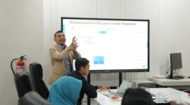 MAKASSAR, allnatsar.id — Pemerintah Kota Makassar terus mendorong peningkatan kualitas aparatur sipil negara (ASN) melalui transformasi sistem kepegawaian berbasis digital.

Dalam audiensi bersama pakar reformasi birokrasi dan transformasi digital, Ir. H. Juwanda, Wali Kota Makassar Munafri Arifuddin membahas penguatan sistem merit, penilaian kinerja ASN berbasis data.

Selain itu, langkah strategis untuk membangun tata kelola kepegawaian yang transparan, akuntabel, dan adaptif terhadap perkembangan zaman.

Hal ini, menjadi pembahasan Wali Kota Makassar, Munafri Arifuddin dan tim Juwanda, seorang spesialis transformasi digital dan reformasi birokrasi, di Ruang Kerja Wali Kota, Jumat (18/7/2025).

Ir. Juwanda memulai audiensi dengan memaparkan konsep Merit System yang menjadi fondasi dalam memperkuat tata kelola kepegawaian secara transparan dan objektif.

Ia menegaskan bahwa transformasi birokrasi dan sistem kepegawaian harus didukung dengan eksekusi teknis yang baik dan kolaborasi lintas sektor.

