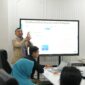 MAKASSAR, allnatsar.id — Pemerintah Kota Makassar terus mendorong peningkatan kualitas aparatur sipil negara (ASN) melalui transformasi sistem kepegawaian berbasis digital.

Dalam audiensi bersama pakar reformasi birokrasi dan transformasi digital, Ir. H. Juwanda, Wali Kota Makassar Munafri Arifuddin membahas penguatan sistem merit, penilaian kinerja ASN berbasis data.

Selain itu, langkah strategis untuk membangun tata kelola kepegawaian yang transparan, akuntabel, dan adaptif terhadap perkembangan zaman.

Hal ini, menjadi pembahasan Wali Kota Makassar, Munafri Arifuddin dan tim Juwanda, seorang spesialis transformasi digital dan reformasi birokrasi, di Ruang Kerja Wali Kota, Jumat (18/7/2025).

Ir. Juwanda memulai audiensi dengan memaparkan konsep Merit System yang menjadi fondasi dalam memperkuat tata kelola kepegawaian secara transparan dan objektif.

Ia menegaskan bahwa transformasi birokrasi dan sistem kepegawaian harus didukung dengan eksekusi teknis yang baik dan kolaborasi lintas sektor.

