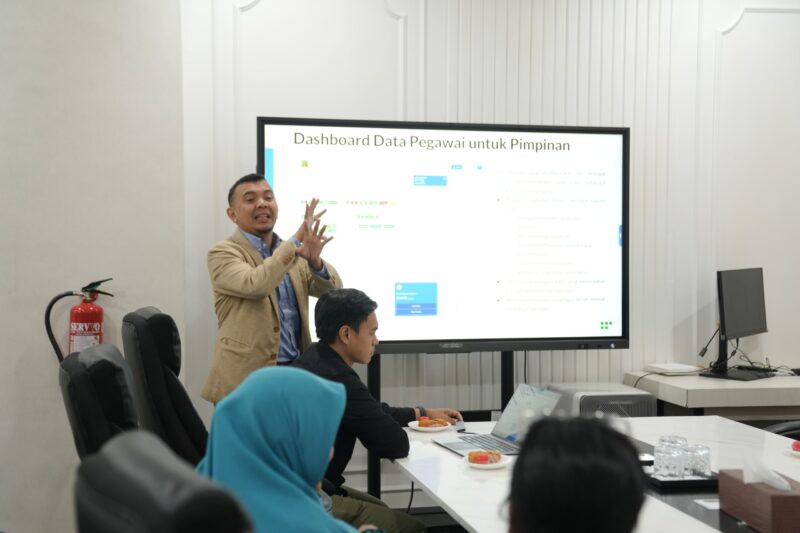 MAKASSAR, allnatsar.id — Pemerintah Kota Makassar terus mendorong peningkatan kualitas aparatur sipil negara (ASN) melalui transformasi sistem kepegawaian berbasis digital.

Dalam audiensi bersama pakar reformasi birokrasi dan transformasi digital, Ir. H. Juwanda, Wali Kota Makassar Munafri Arifuddin membahas penguatan sistem merit, penilaian kinerja ASN berbasis data.

Selain itu, langkah strategis untuk membangun tata kelola kepegawaian yang transparan, akuntabel, dan adaptif terhadap perkembangan zaman.

Hal ini, menjadi pembahasan Wali Kota Makassar, Munafri Arifuddin dan tim Juwanda, seorang spesialis transformasi digital dan reformasi birokrasi, di Ruang Kerja Wali Kota, Jumat (18/7/2025).

Ir. Juwanda memulai audiensi dengan memaparkan konsep Merit System yang menjadi fondasi dalam memperkuat tata kelola kepegawaian secara transparan dan objektif.

Ia menegaskan bahwa transformasi birokrasi dan sistem kepegawaian harus didukung dengan eksekusi teknis yang baik dan kolaborasi lintas sektor.

