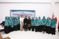Ketua TP PKK Kota Makassar, Melinda Aksa, bersama pengurus dan narasumber berfoto usai membuka kegiatan pendampingan kepada usaha busana lokal, Jumat (18/7/2025), di Gedung PKK Makassar.