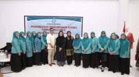 Ketua TP PKK Kota Makassar, Melinda Aksa, bersama pengurus dan narasumber berfoto usai membuka kegiatan pendampingan kepada usaha busana lokal, Jumat (18/7/2025), di Gedung PKK Makassar.