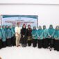 Ketua TP PKK Kota Makassar, Melinda Aksa, bersama pengurus dan narasumber berfoto usai membuka kegiatan pendampingan kepada usaha busana lokal, Jumat (18/7/2025), di Gedung PKK Makassar.