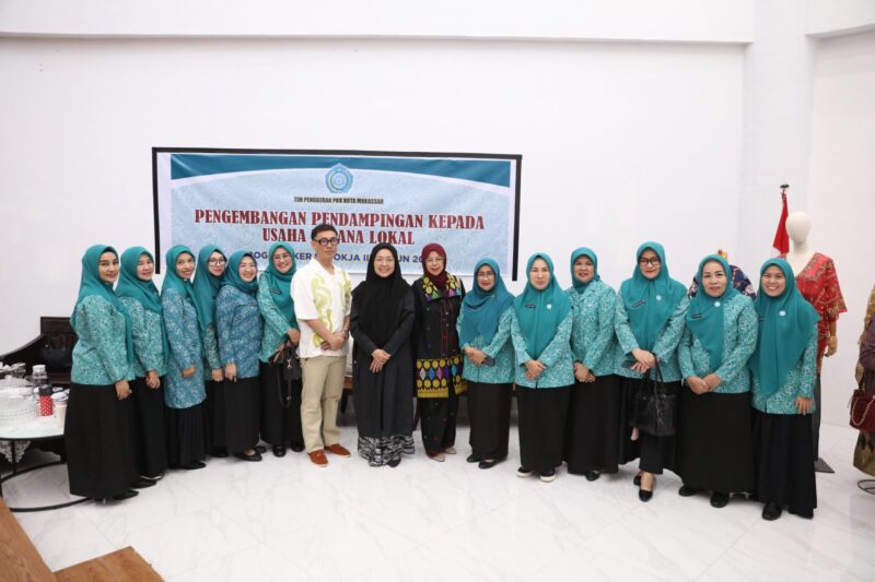 Ketua TP PKK Kota Makassar, Melinda Aksa, bersama pengurus dan narasumber berfoto usai membuka kegiatan pendampingan kepada usaha busana lokal, Jumat (18/7/2025), di Gedung PKK Makassar.
