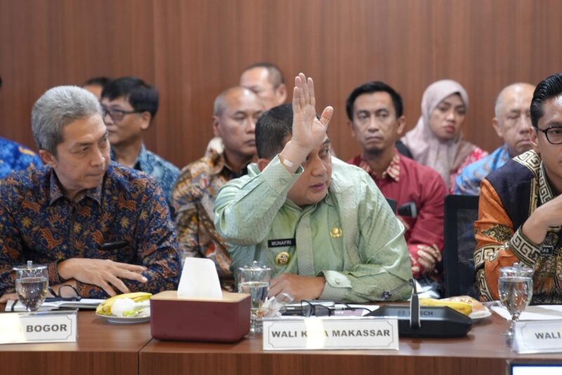 Wali Kota Makassar, Munafri Arifuddin, menyampaikan komitmen dukungan terhadap program Pengolahan Sampah menjadi Energi Listrik (PSEL) dalam Rakor Terbatas bersama sejumlah menteri dan kepala daerah di Kantor Kemenko Pangan, Jakarta, Kamis (17/7/2025).