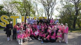 Anggota TP PKK, Dekranasda, dan Pokja Bunda PAUD Kota Makassar kompak mengenakan busana olahraga serba pink saat mengikuti kegiatan Senam Jantung Sehat dan pemeriksaan kesehatan gratis di De Festive, Summarecon Makassar, Sabtu (19/7/2025).